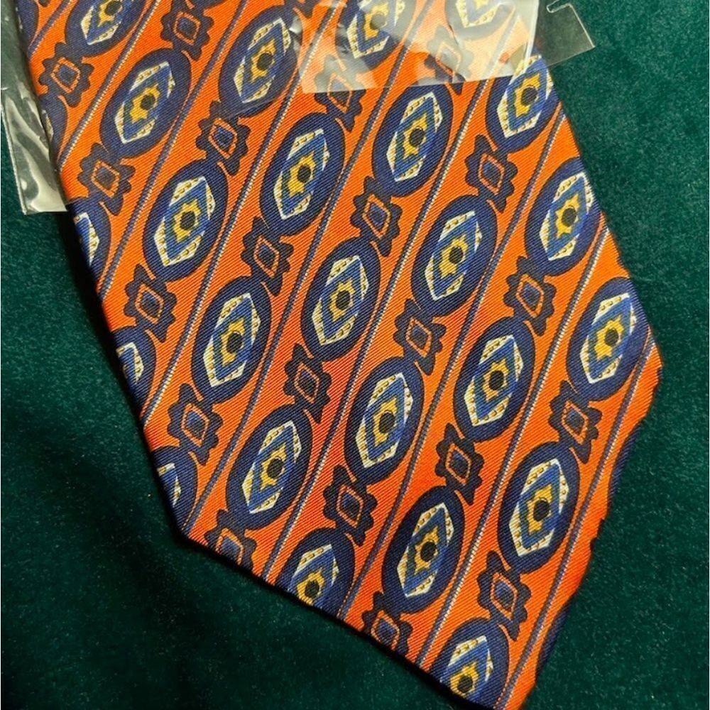 NWT Van Heusen Easy Care 100% Silk Tie